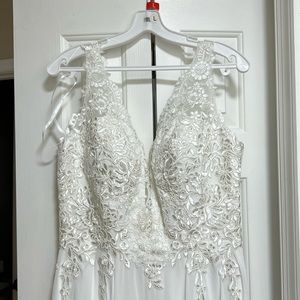 Beautiful lace new never worn tag still attached wedding dress